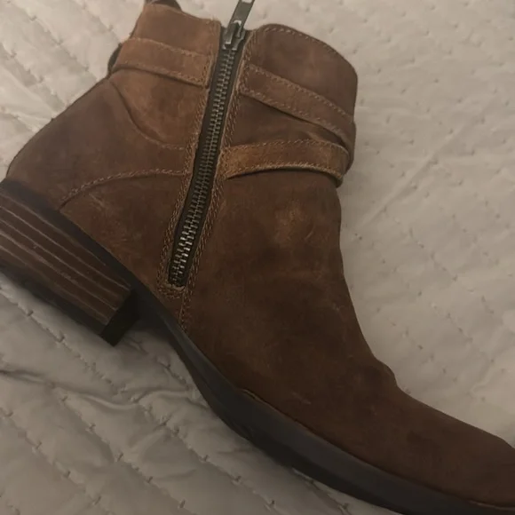 Born booties in great condition. Worn maybe once - Picture 6 of 8